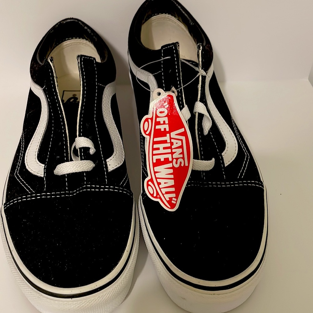 US Men - Size 7.5 ; Women - Size 9.0